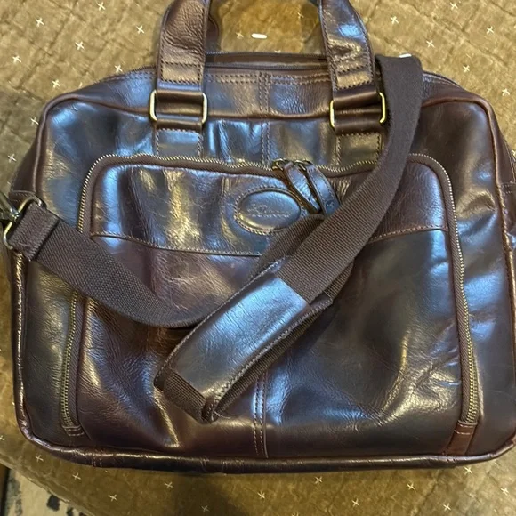 Classic Brown Leather Messenger Bag with Structured Design